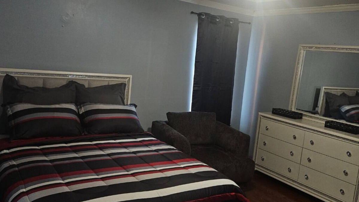 Atlanta House | Upscale Private Room & Bath – Walk to GWCC, Mercedes Benz & Ga. Aquarium