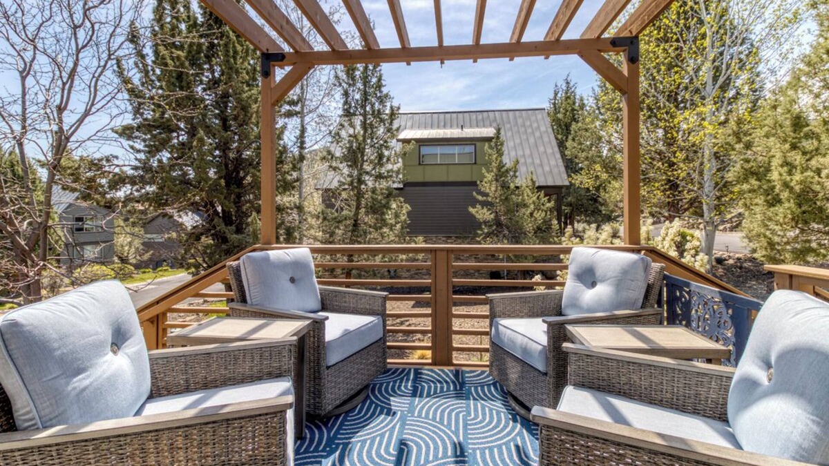 Redmond House | Upscale Redmond Getaway at Eagle Crest - Golf, Pools, Spa & Scenic Views