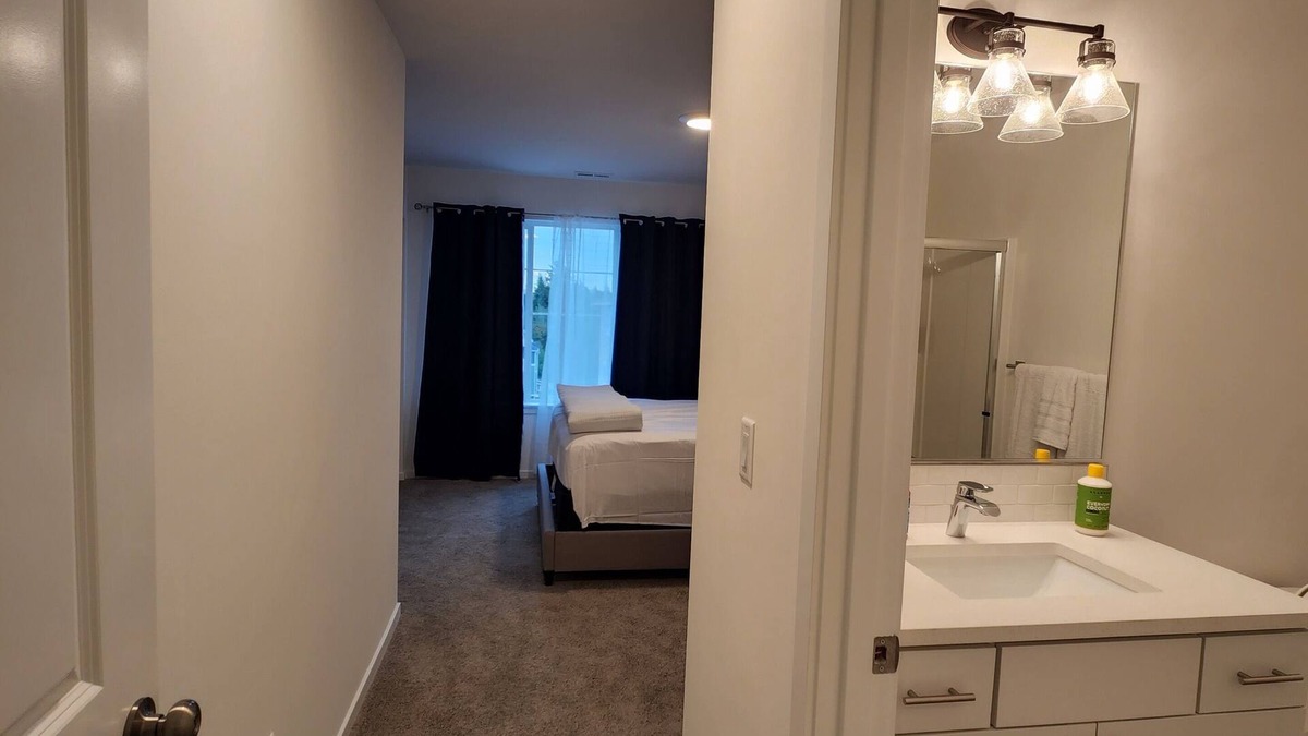 West Hills House | Upscale Silverdale Townhouse