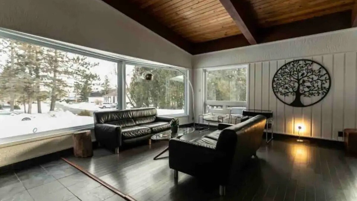 Prevost Ski Chalet | Upscale Spacious Chalet w Hot Tub Laurentians, QC!nn