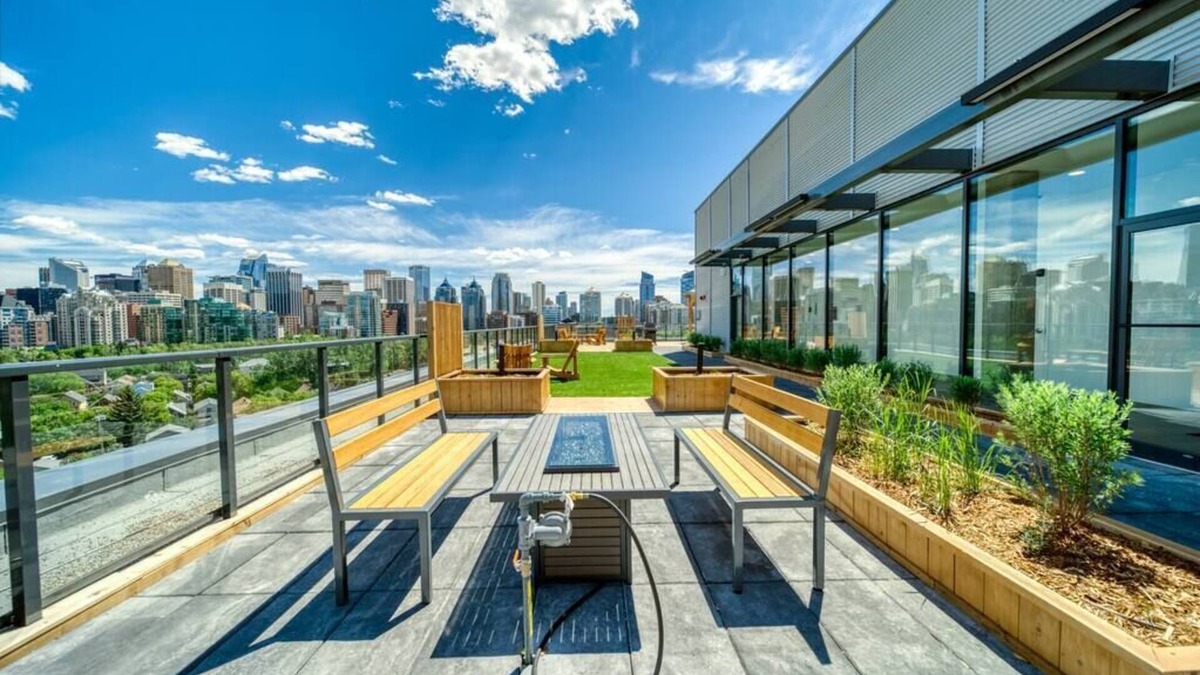 Sunnyside Condo | Upscale Street Art 1 BD 1 BA in heat of Kensington