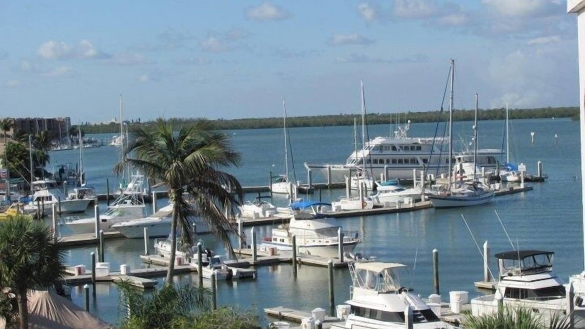 Marco Island Condo | UPSCALE-TOP FLOOR-MARINA VIEW.