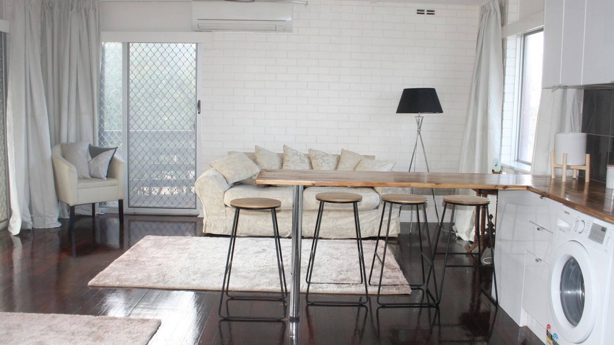 Spalding Apartment | Upstairs at Green:Executive Apartment