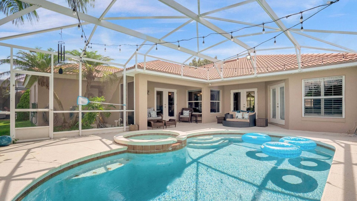 Buena Ventura Lakes House | Upstay: Inviting 4BR Waterside Home Pool & Hot Tub