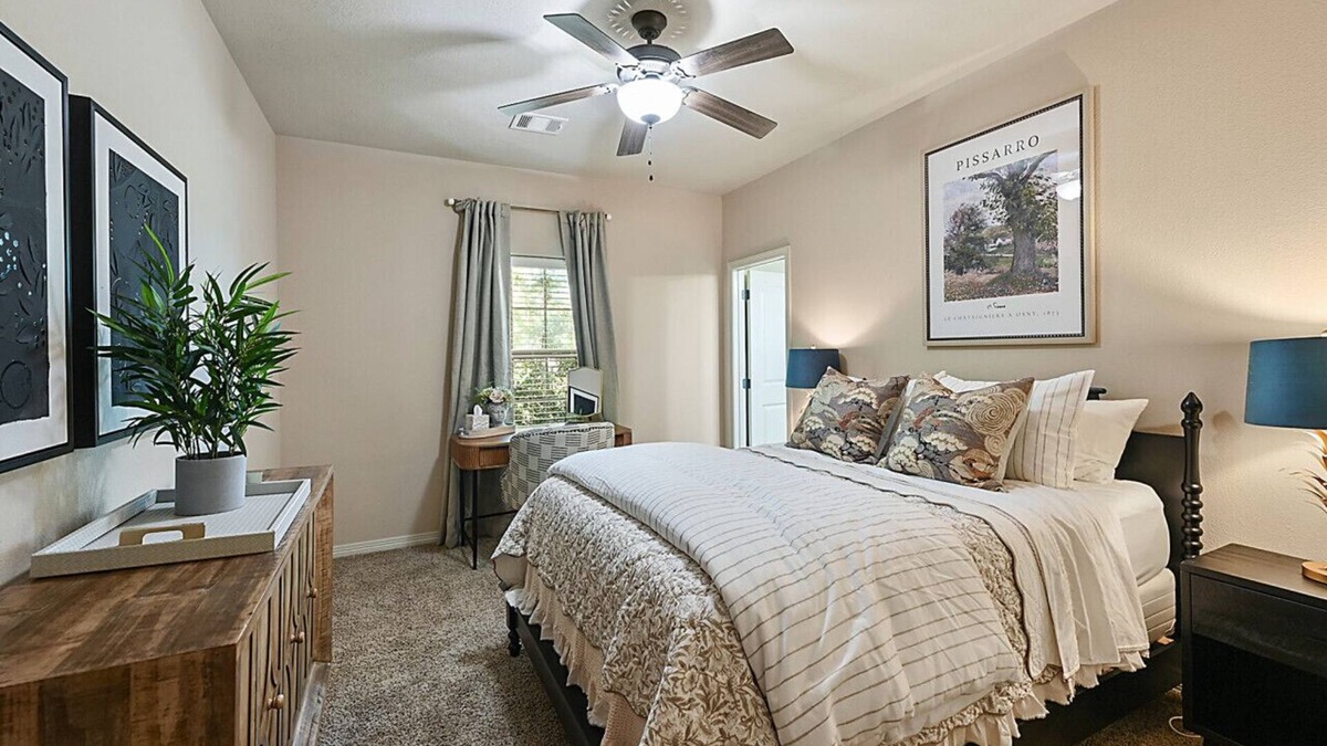 College Station Villa | Uptown Aggie– 4BR Near Kyle Field