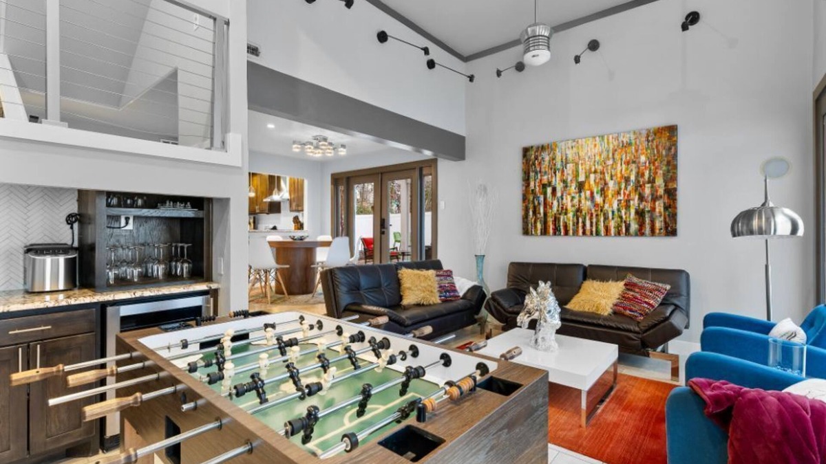 Oak Lawn House | Uptown Dallas Luxury Oasis with Cool Refreshing Spa