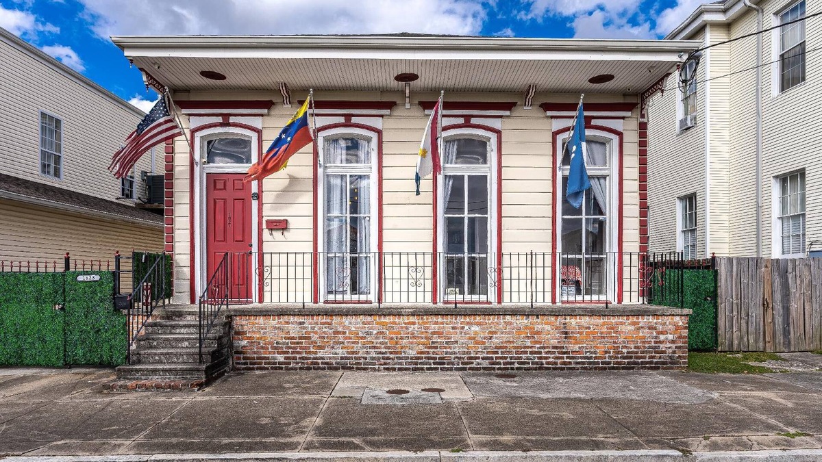 Faubourg Lafayette House | Uptown Oasis: Pet-Friendly 5BR, 3BA, Near St Charles Streetcar, French Quarter
