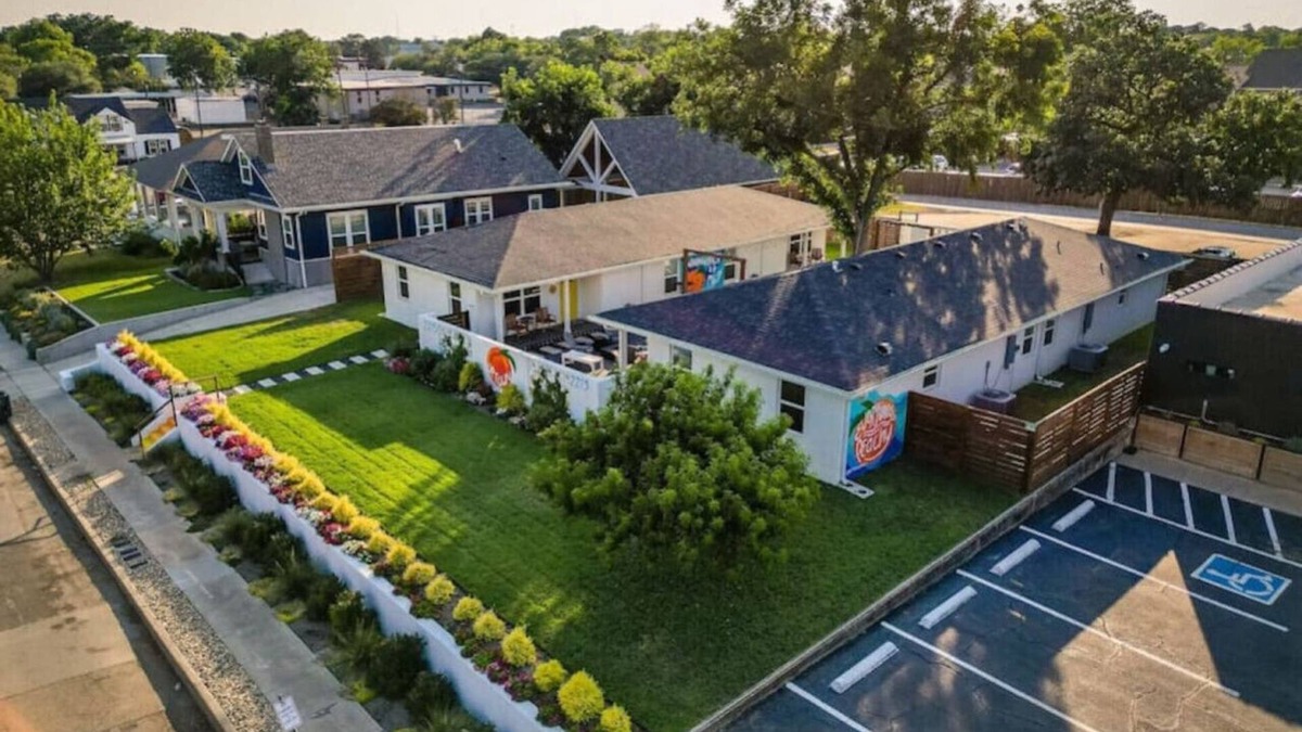 Austin Ave. House | Uptown Peach ~ Boutique Hotel near Magnolia & BU