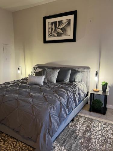 First Ward Apartment | Uptown Townhouse Studio Apartment -WiFi-10 min walk to Spectrum Center