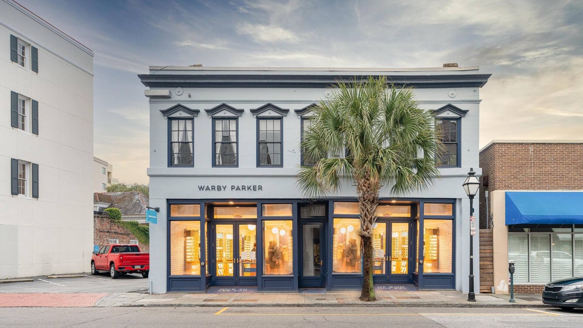 Downtown Charleston Apartment | Urban and Charming, Sleeps 12 on King Street!