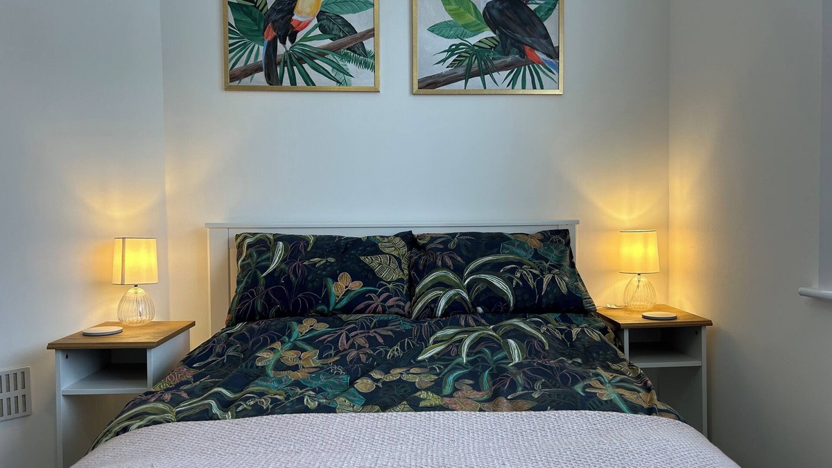 Portswood Apartment | Urban Escape: Modern Retreat Near Uni & Hospital
