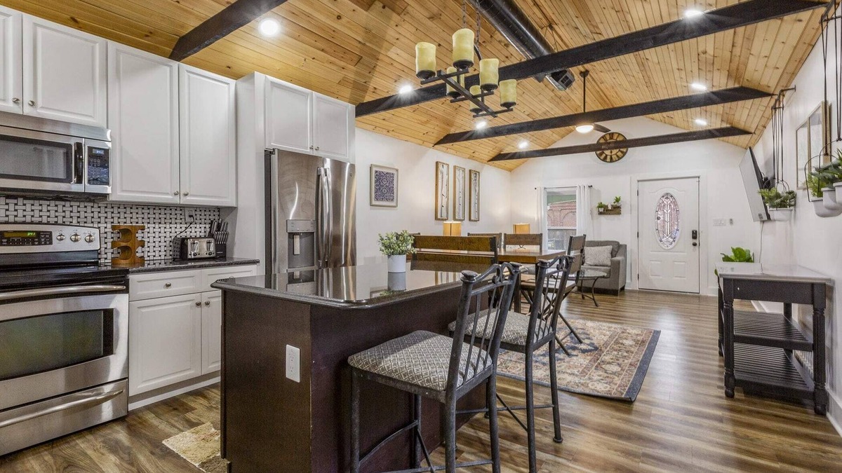 Jeffersonville House | Urban Explorer Pad | 3BR + Backyard + Parking