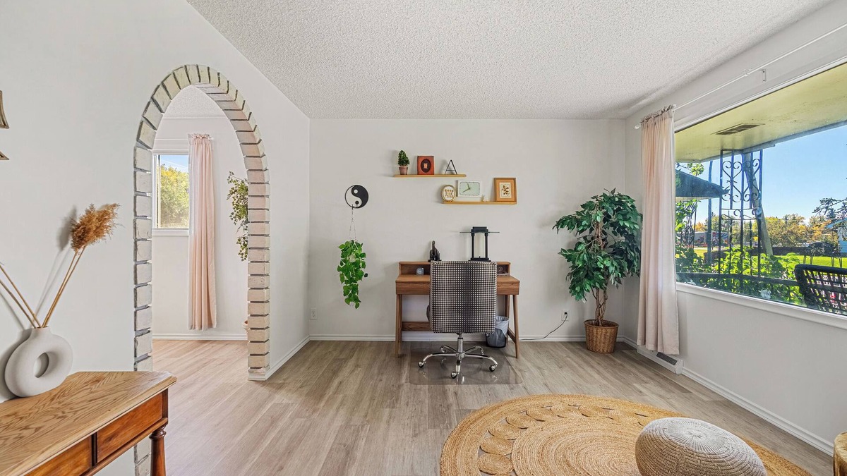 Southeast Calgary House | Urban Family Lodge- quiet, spacious, full kitchen, 3BR, sleep 8