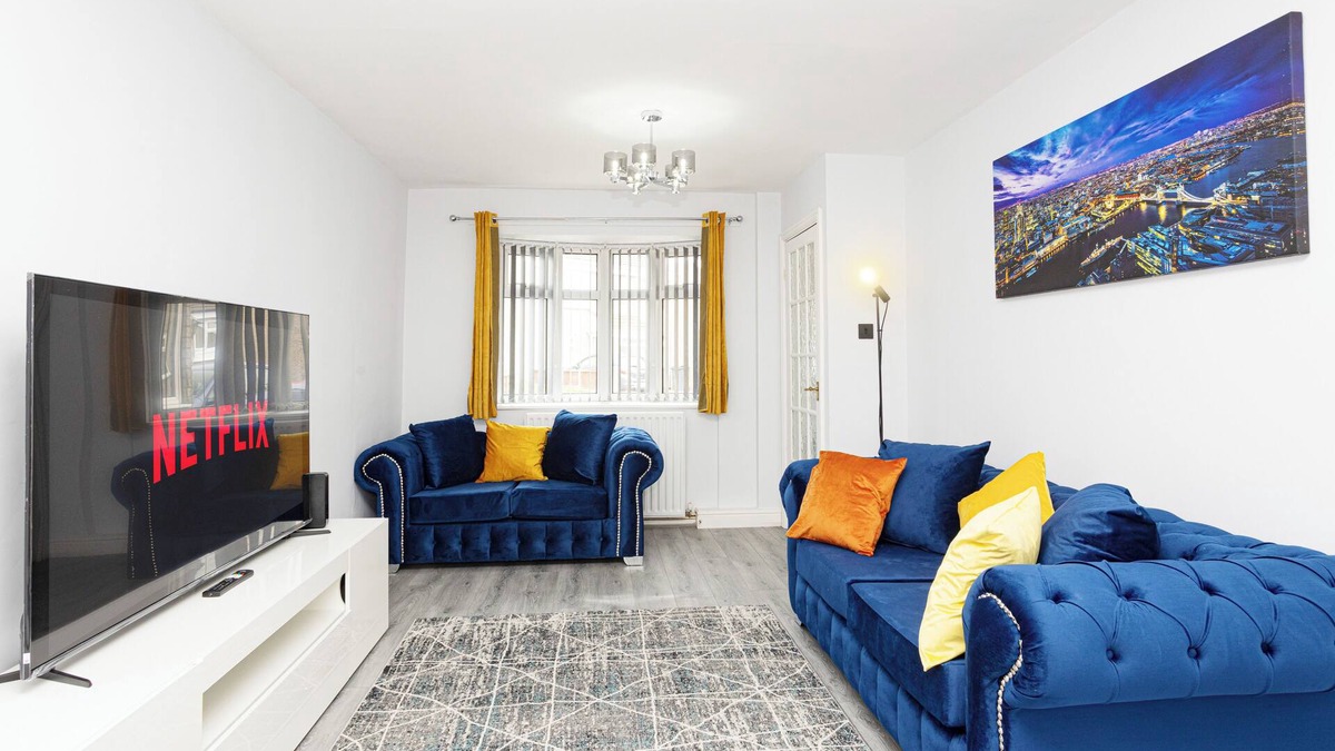 Cradley House | Urban Gem :A home away from home