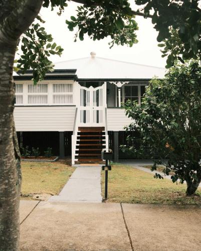 Booval House | Urban Getaway Colonial 6 beds 2 bath aircon pet family