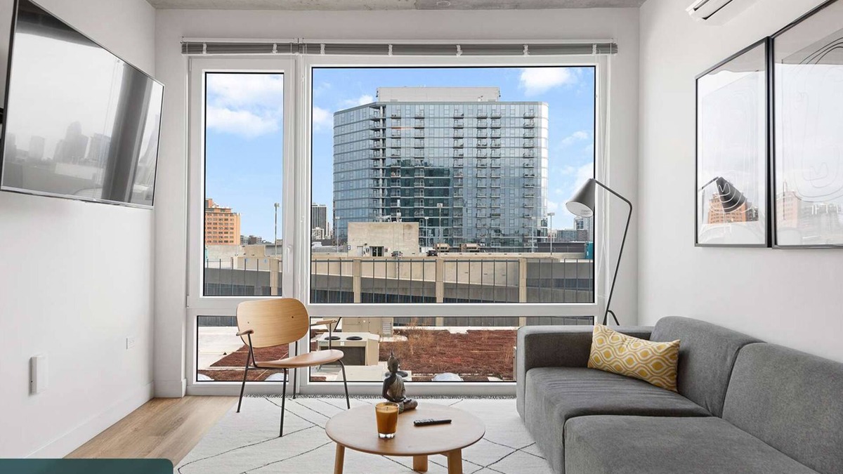 River North Apartment | Urban Group Escape + Ideal for Gatherings