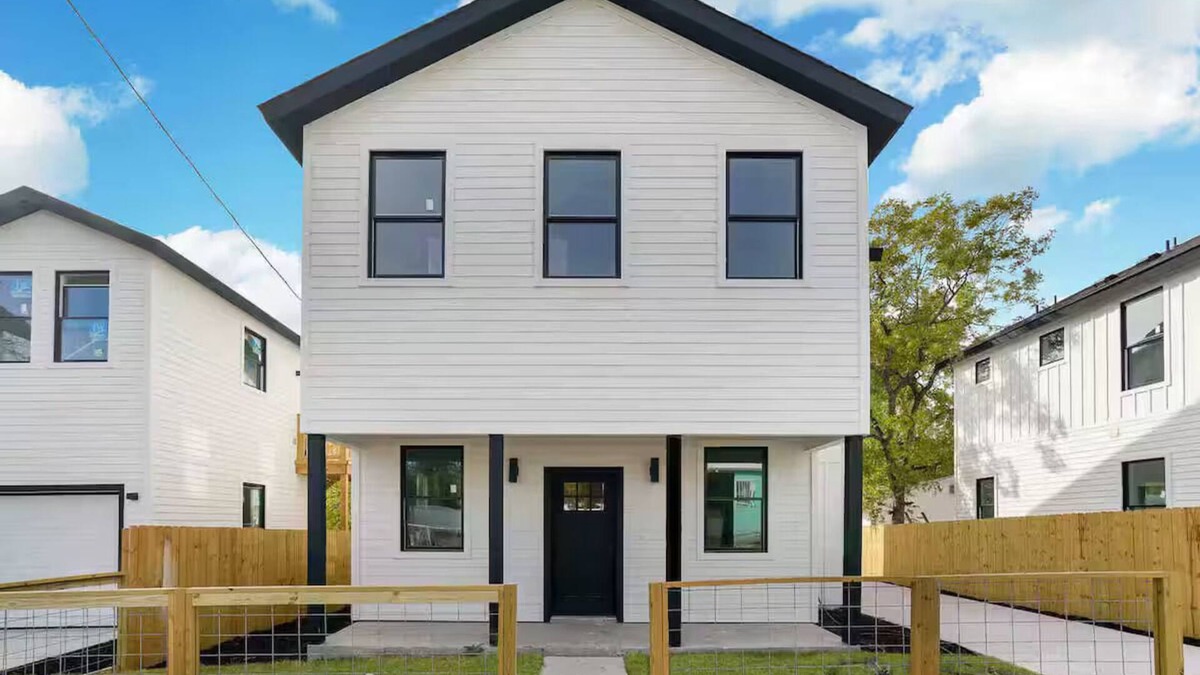Eastside Promise Neighborhood House | Urban living in downtown SA 3 min from Alamo Dome