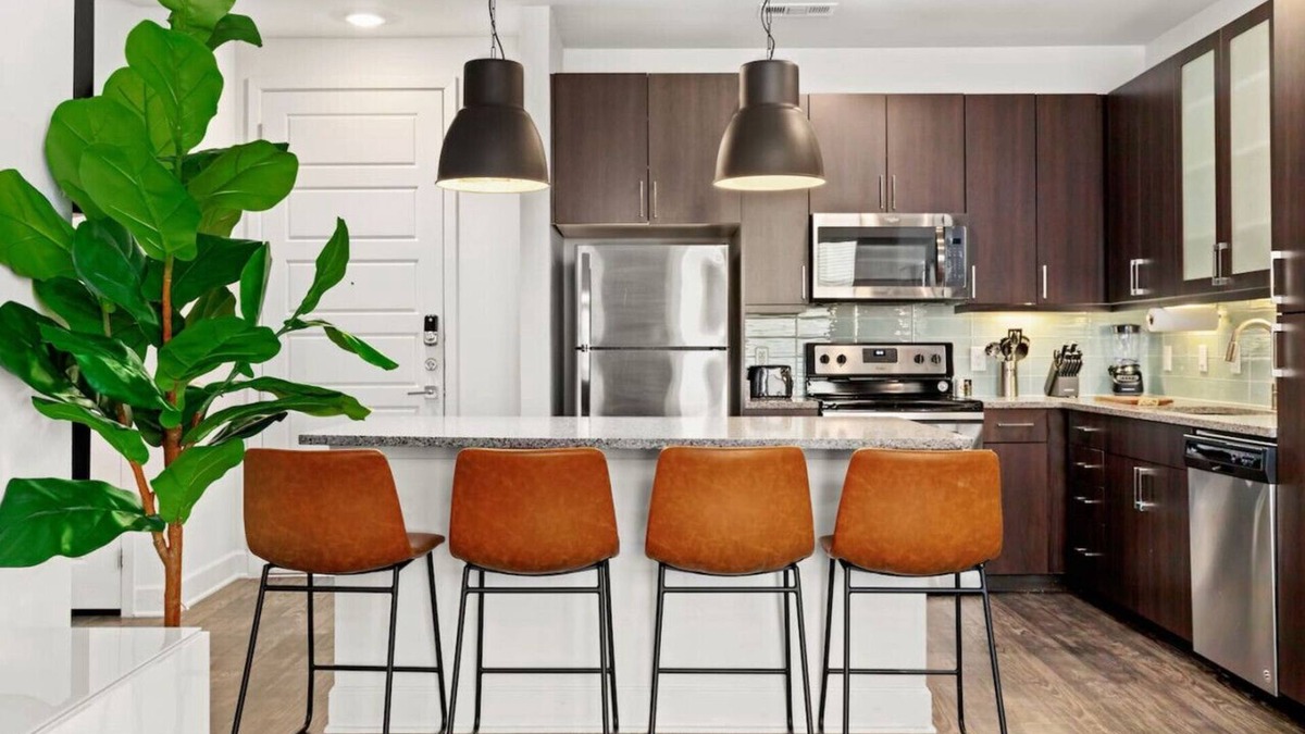 Barton Heights Apartment | Urban Loft 2BR Downtown Lake · Pool, Gym · Garage
