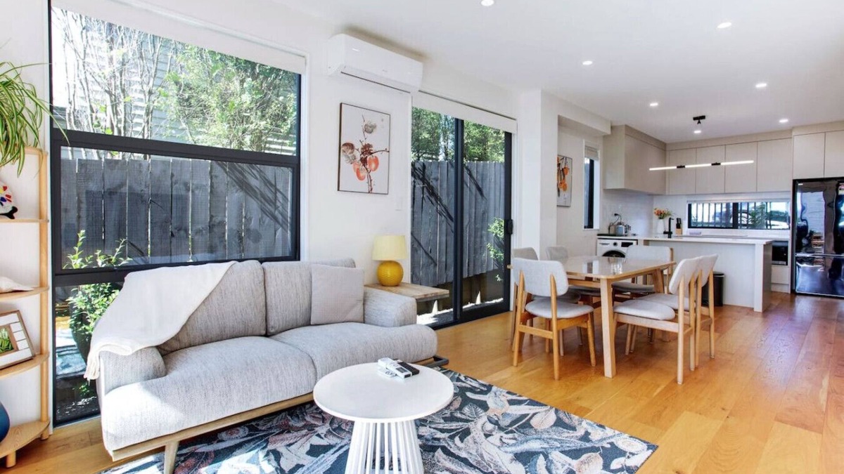 Greenlane - Ellerslie House | Urban Ellerslie 3BR Escape with Parking & Air-Con