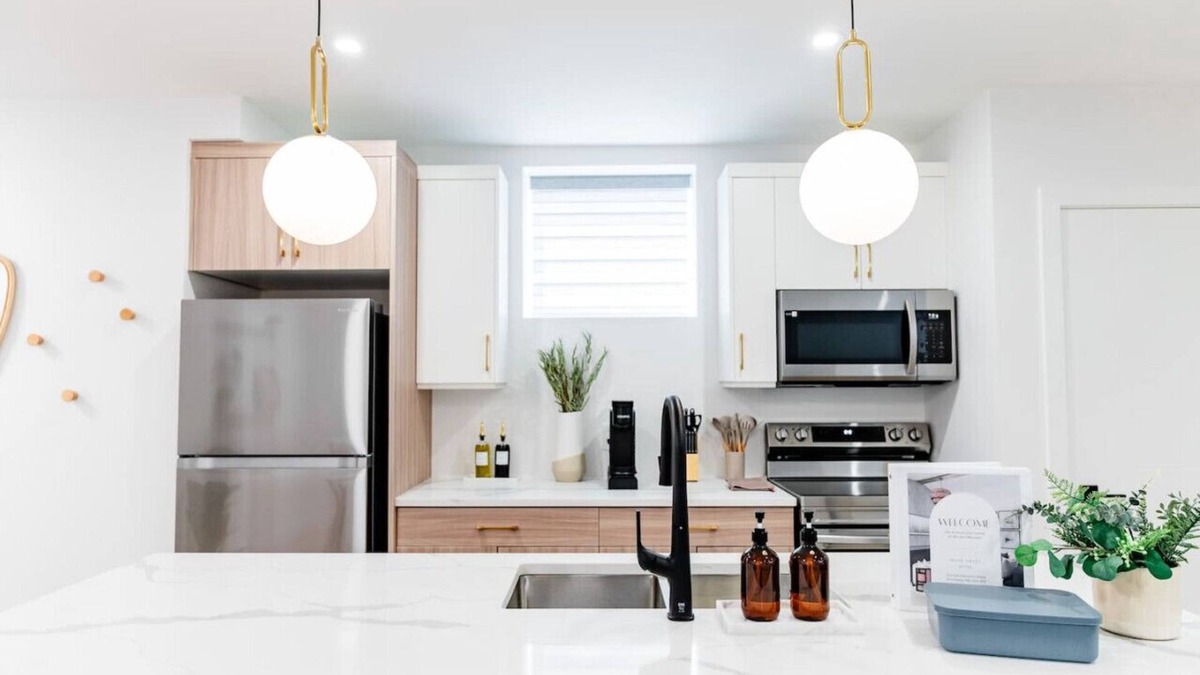 Winnipeg Apartment | *Urban Oasis | Cozy & Central | 5 min to Downtown*