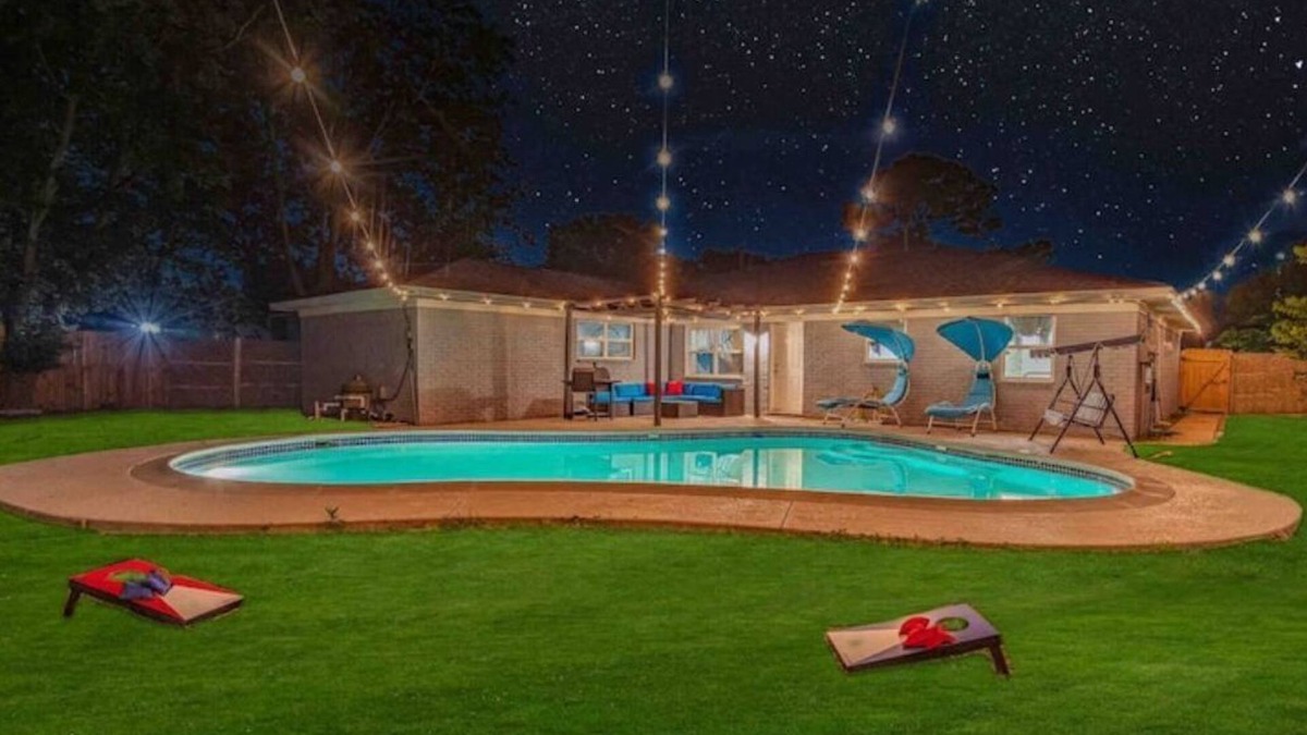 Southeast Houston House | Urban Retreat 4BRs Resort with Pool Hobby Airport