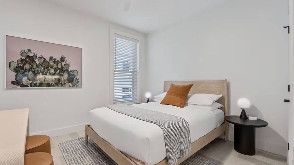 Main - Military Plaza Hotel | Urban Retreat w/Kitchen & Washer—Explore San Antonio Downtown