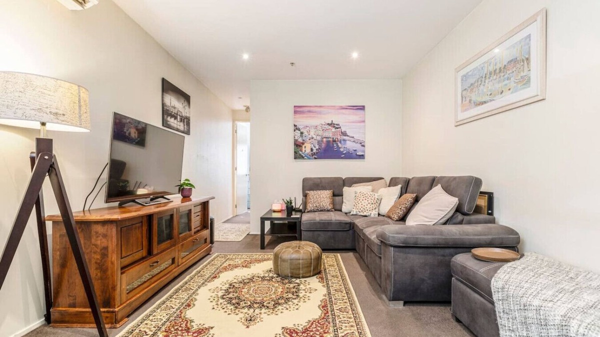 St Kilda Apartment | Urban retreat with rooftop pool