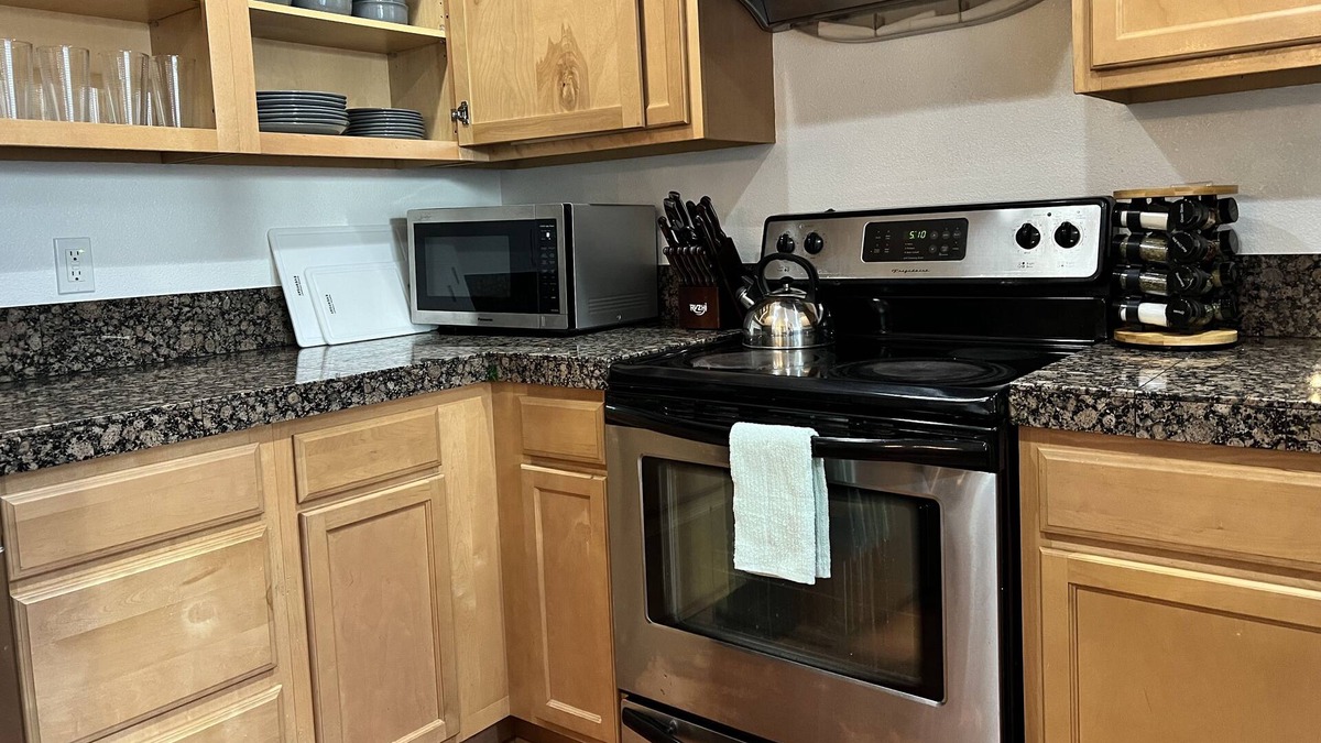 Powellhurst-Gilbert House | Urban Verdant Nest in SE PDX 4th bedroom/office/20 mins to PDX airport