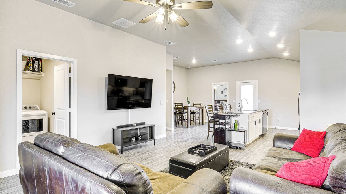 Lubbock House | 'Urbana Cabana:' Modern Home 8 Mi to Texas Tech!