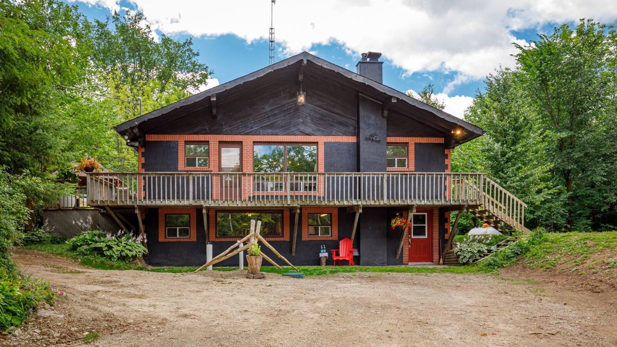 Meaford Ski Chalet | UrbanChalet: Secluded 20Acres W/Pizza Oven+Firepit