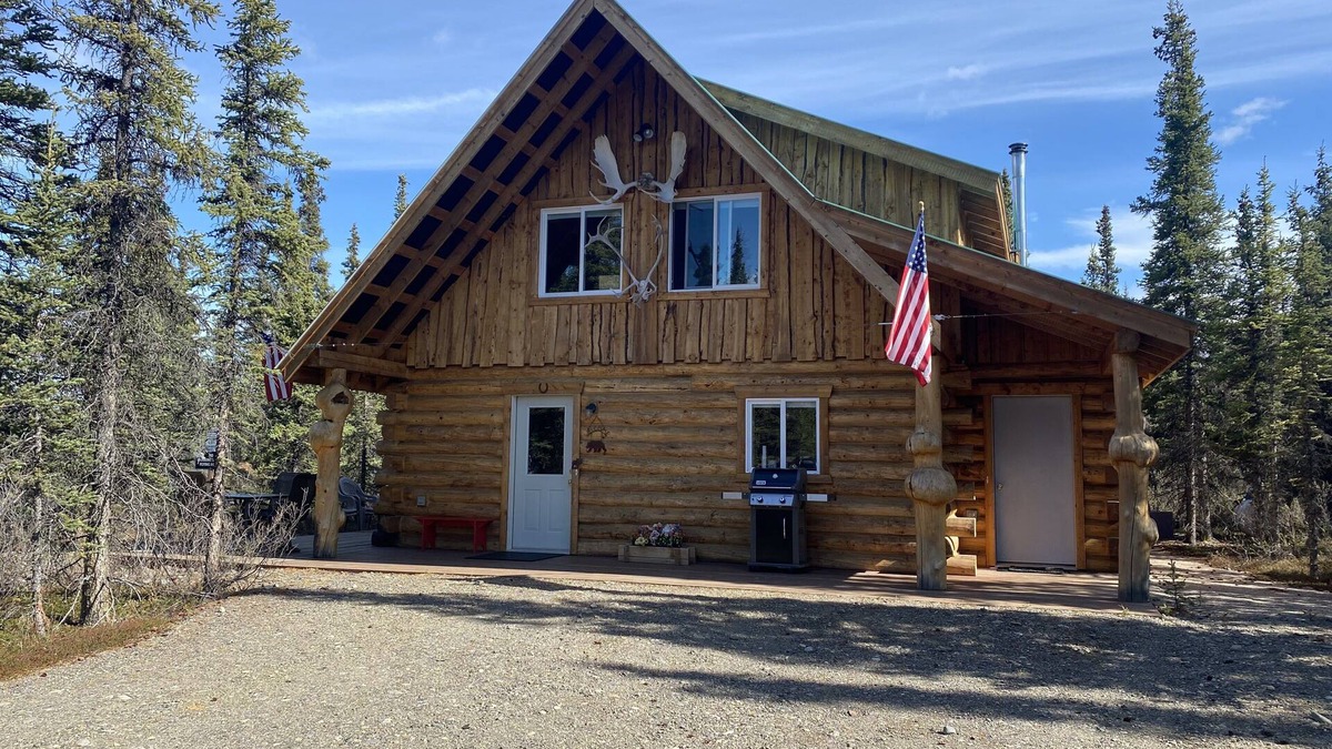 McKinley Park House | Log House on Denali Airstrip at Mile Post 229.5 of the Parks Highway.