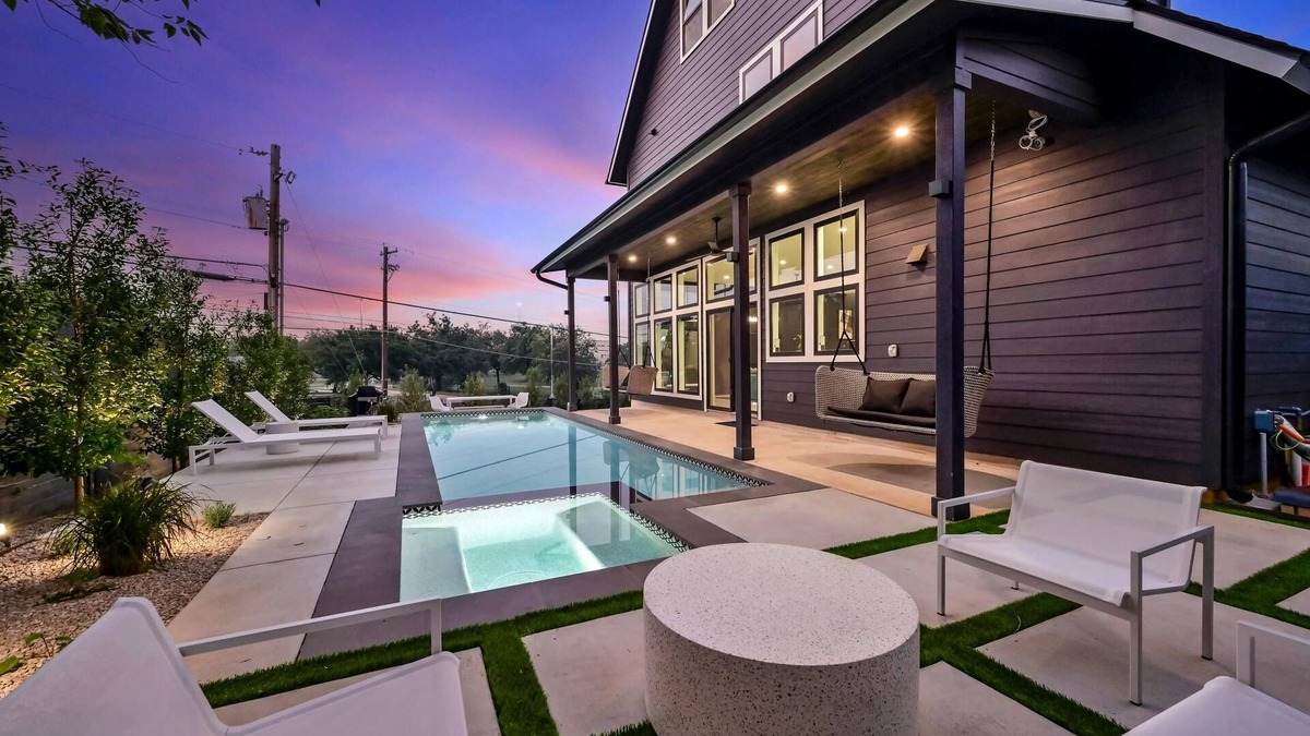 Central East Austin House | UT Football Fave - Lounge + Bar, Projector, Pool