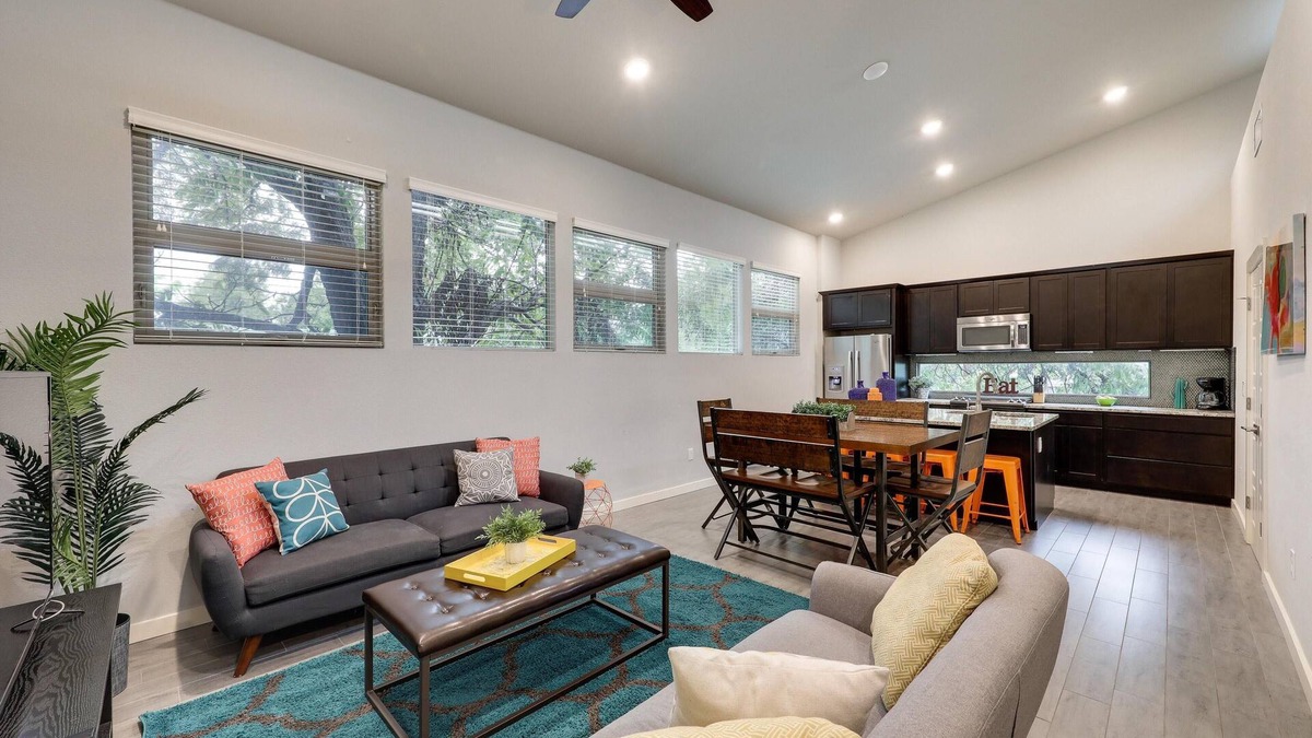 Govalle House | UT Football Fave - Mins to Downtown, Rainey Street