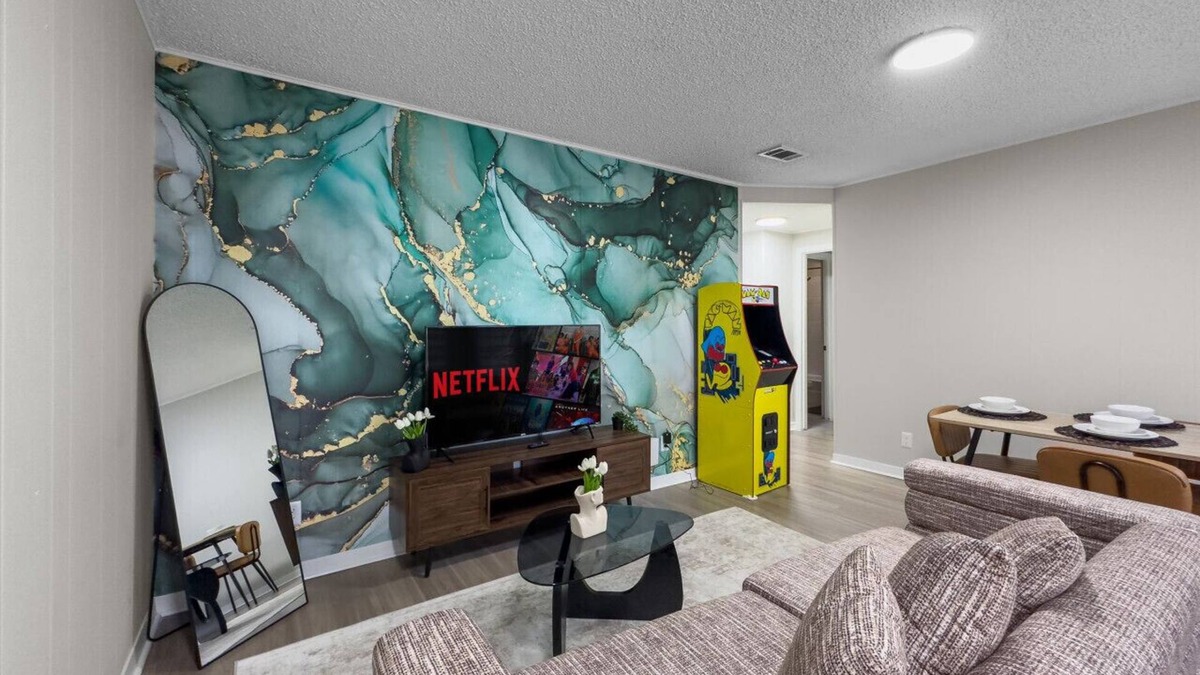 Pemberton Heights Apartment | UT Gaming Suite! Sleeps 5 ! Stay for F1, ACL, Etc!