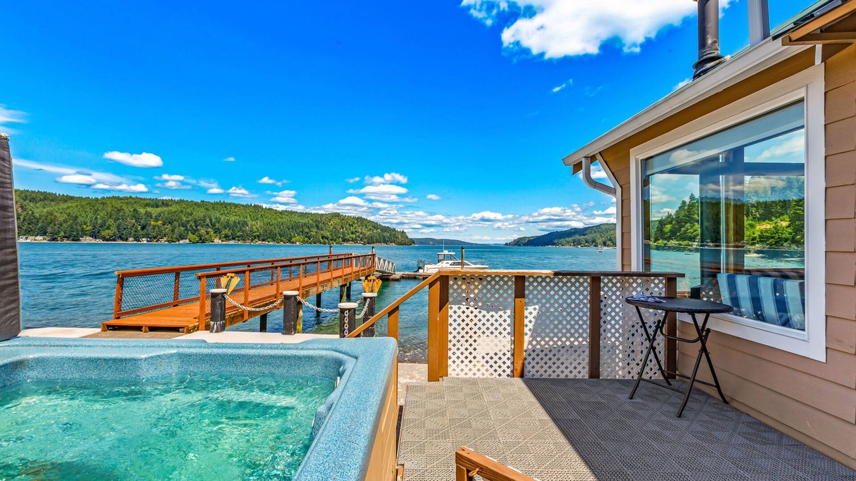 Union House | Utopia Cove - On the Water, Dock, Private Hot Tub