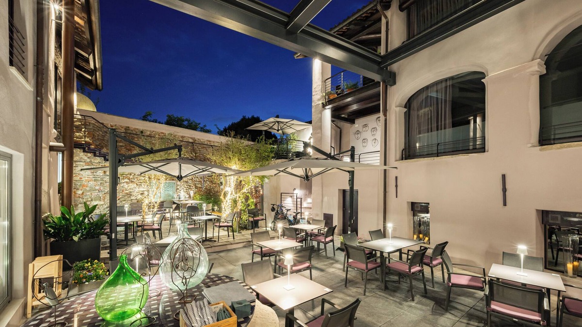 La Morra House | Uve Rooms & Wine Bar