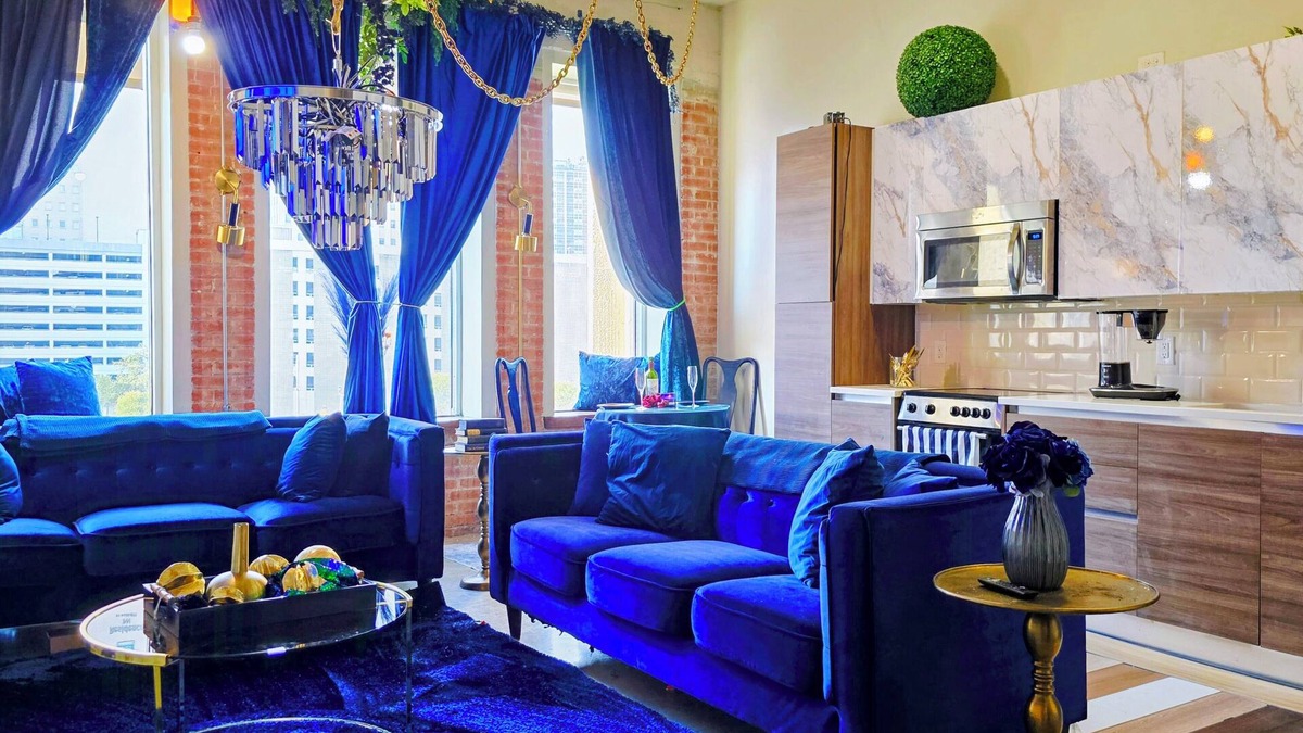 Downtown Dallas Apartment | V.A Suites - 1b 1b exclusive designer suite. A+ Amenities. Free parking.