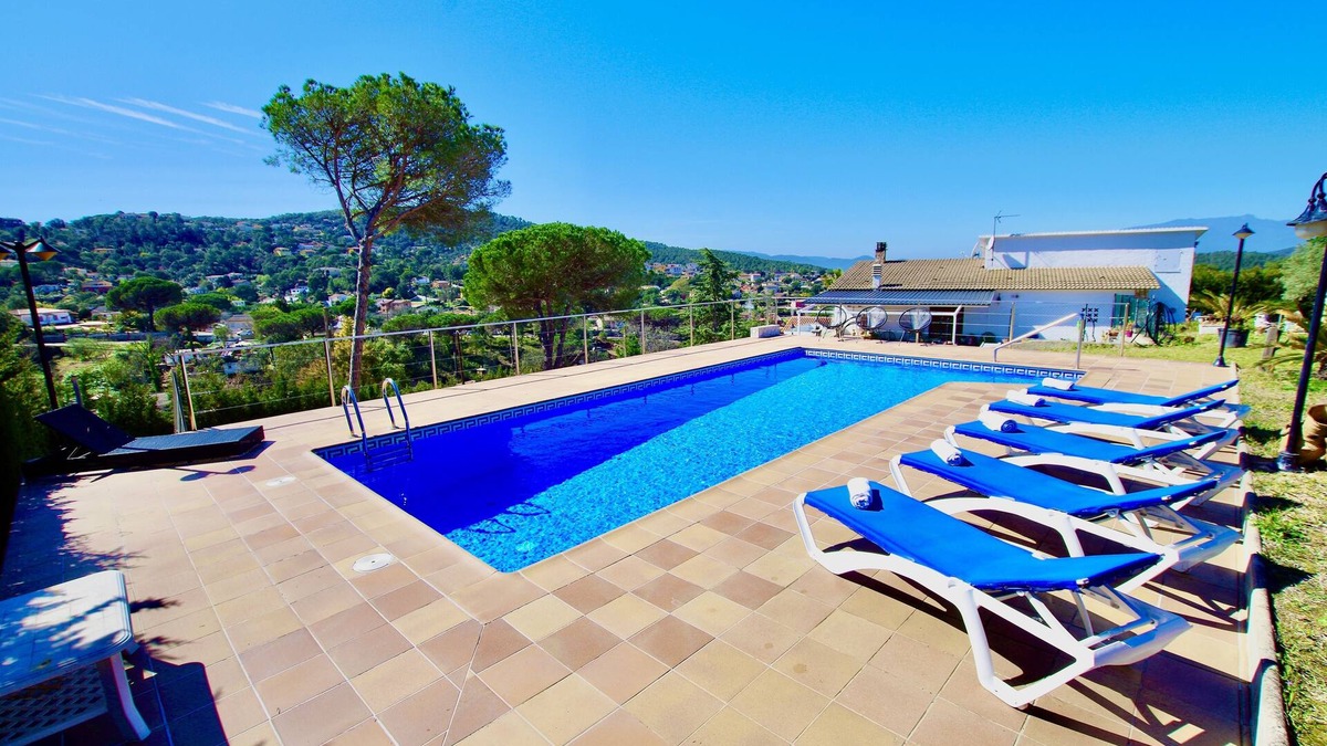 Mont Barbat Villa | V&V LLORET-Villa Lavinia: beautiful house with private pool, garden + ping-pong