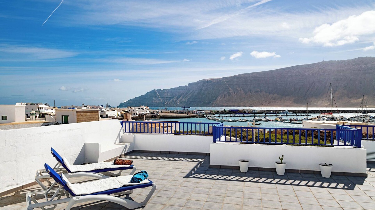 Caleta de Sebo Apartment | Vacation Apartment 'Toledo' with Sea View, Private Terrace and Wi-Fi
