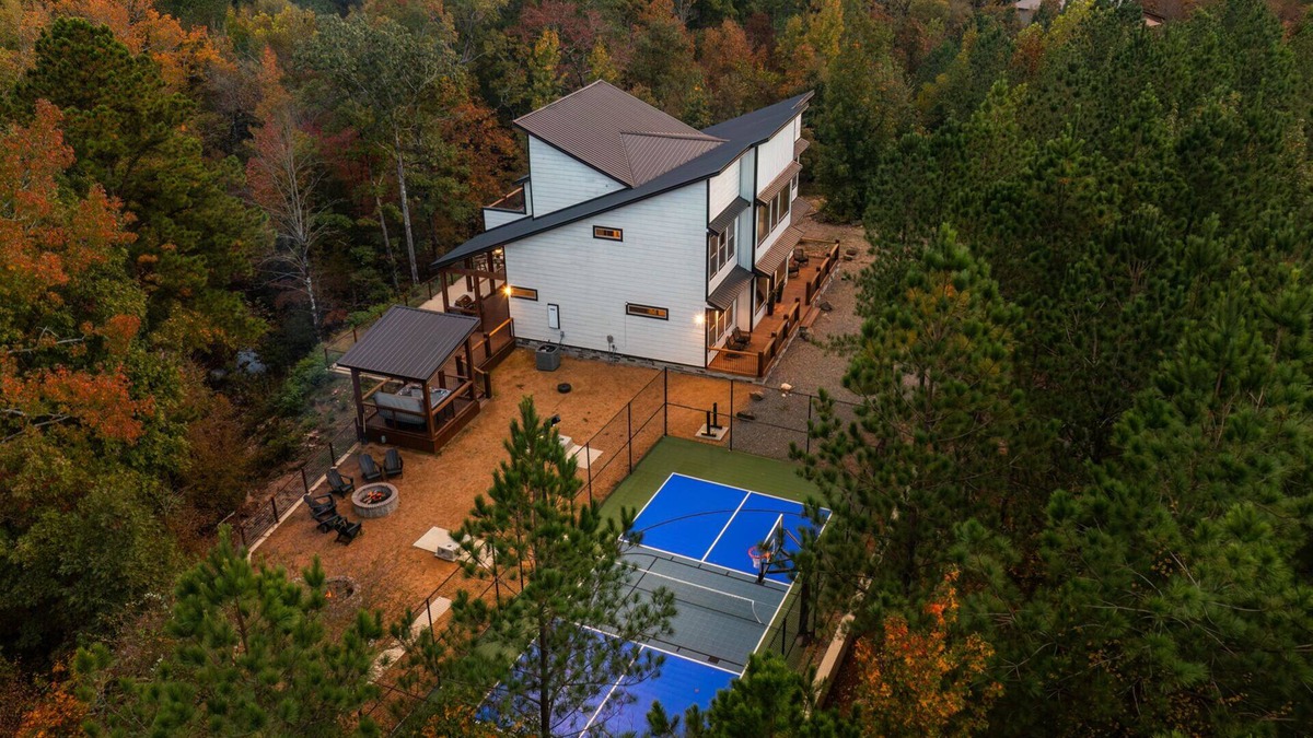 Golden Cabin | Vacana-D2C, Creek, PickleBall/Basketball, Game Room, EV Pets