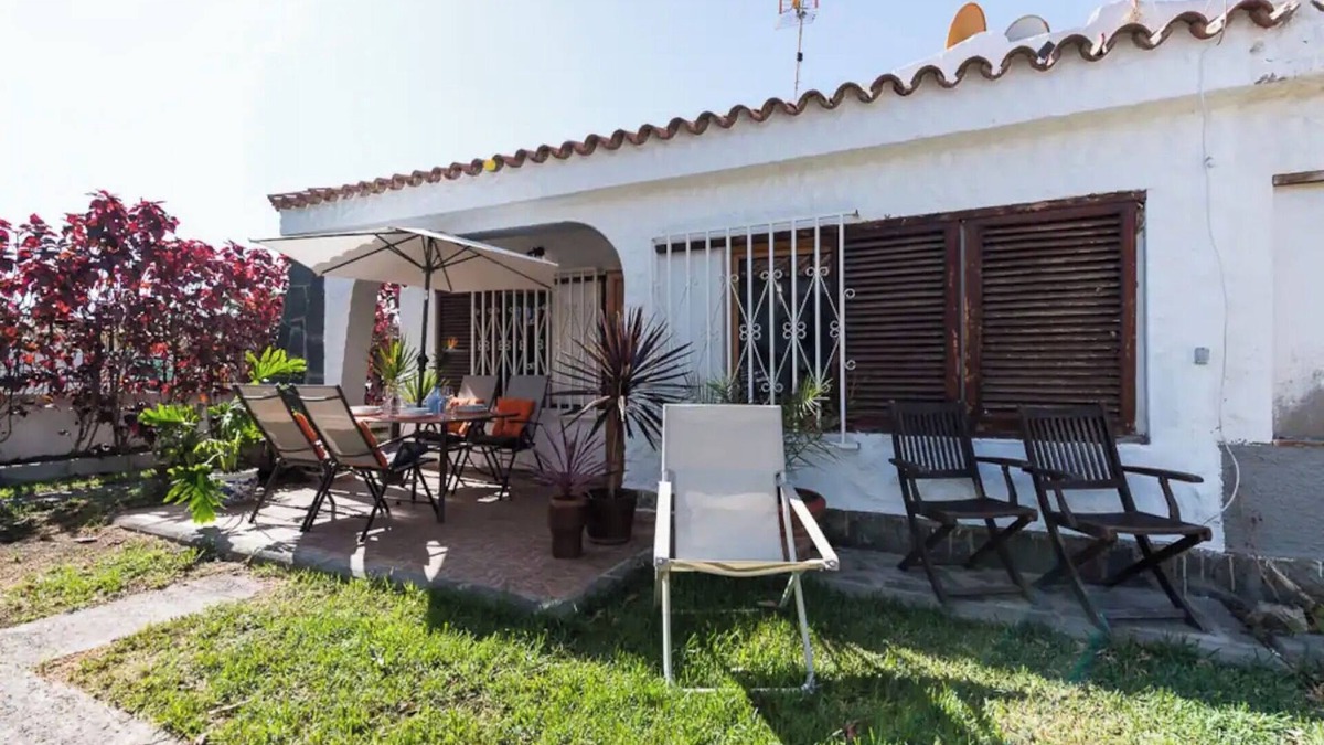 Playa del Ingles House | Vacation Home 'Bungalow Ubicación Ideal' with Shared Pool, Shared Terrace and Wi-Fi