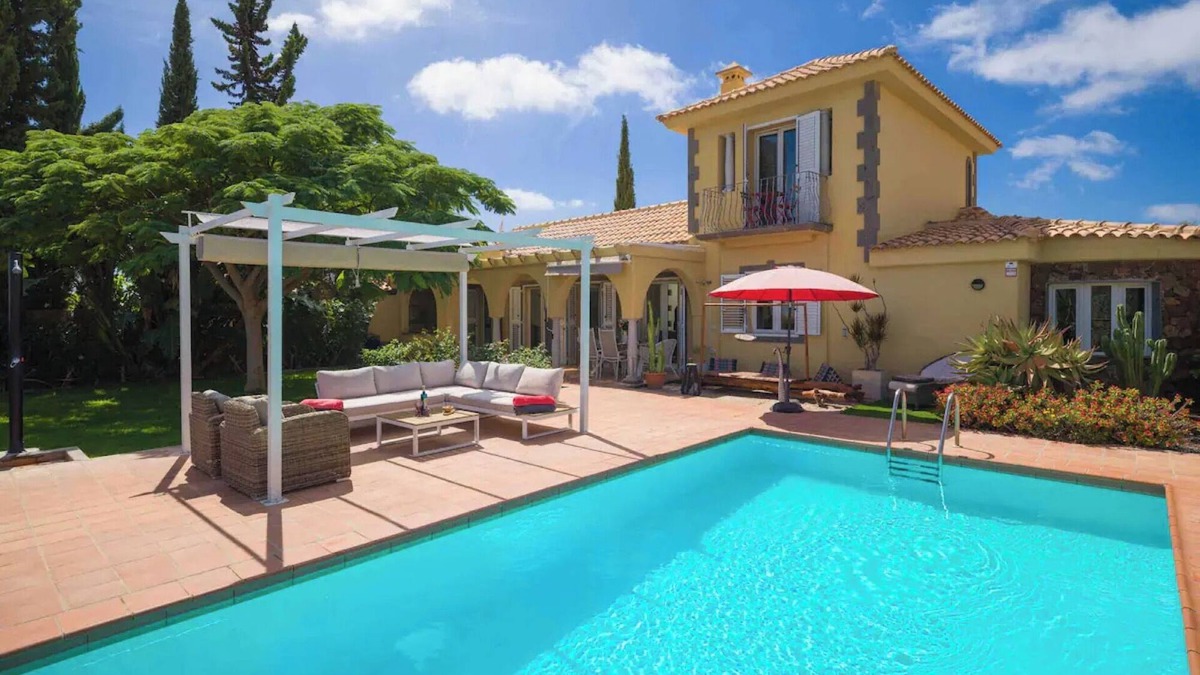 Monte Leon House | Vacation Home 'Villa Linda' with Mountain View, Private Pool and Wi-Fi