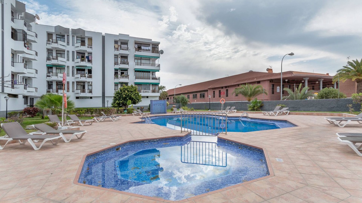 Playa del Ingles Apartment | Vacation Apartment 'Kellys' Bayuca' with Shared Pool, Wi-Fi and Air Conditioning