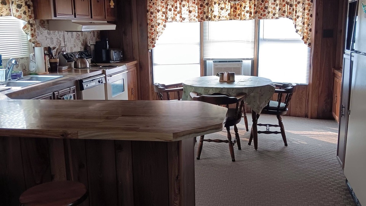 Fort Smith House | Vacation Abode! Same Host as Fly Fisher Abode. Family friendly. 2 bd/1lrg bath.