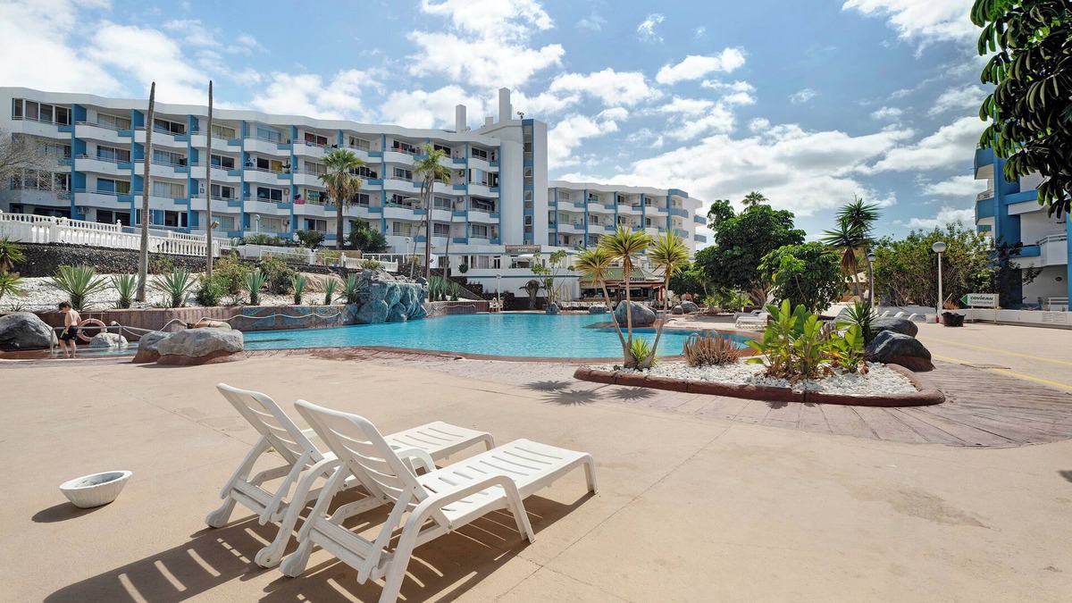 San Miguel de Abona Apartment | Vacation Apartment 'Green Mary' with Shared Pool, Wi-Fi and Air Conditioning