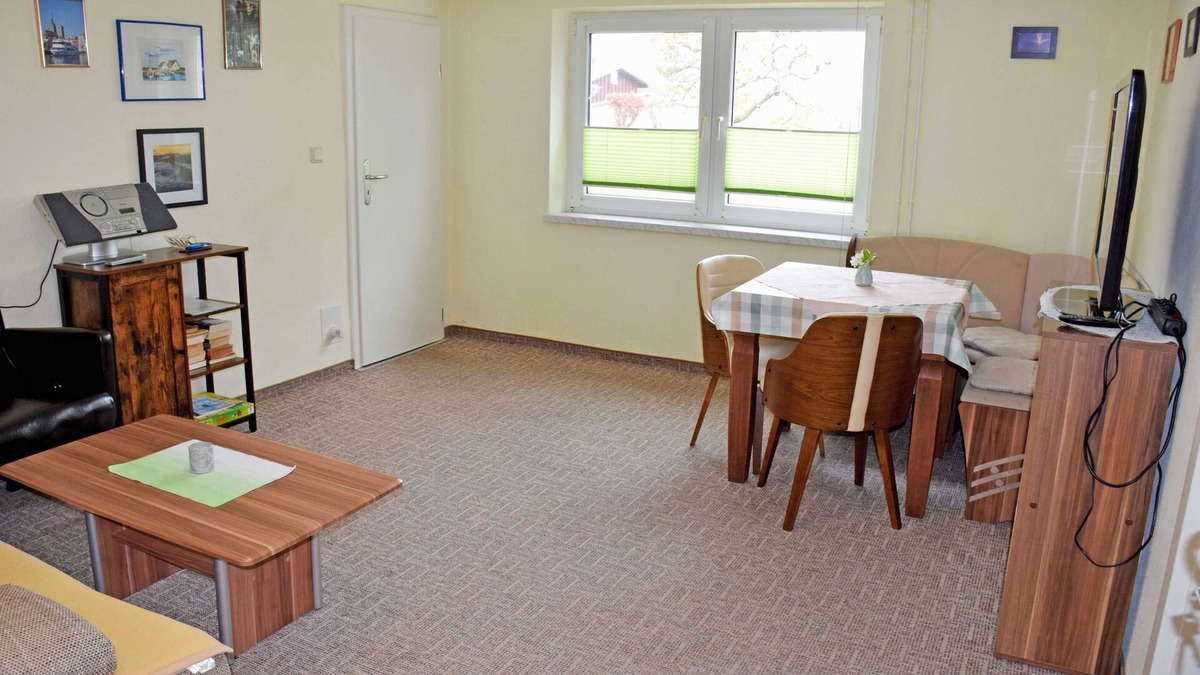 Hiddensee Apartment | Vacation apartment under thatched roof with terrace Luv - Ferienwohnungen unterm Reetdach