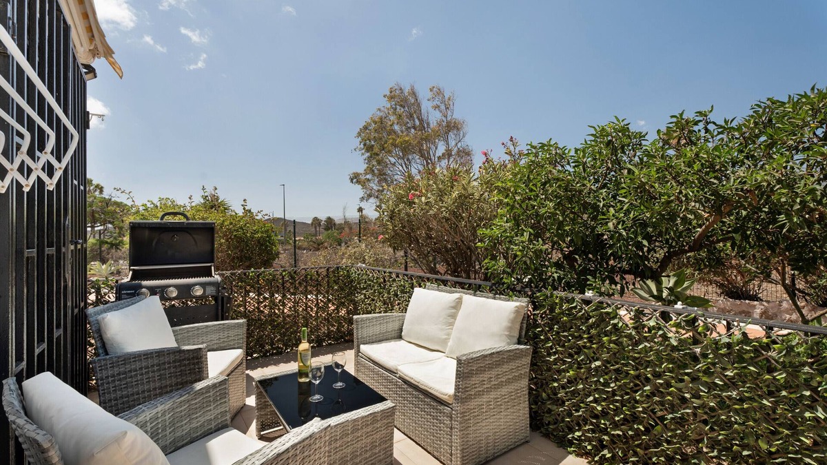 San Miguel de Abona Apartment | Vacation Apartment 'Adelfa Golf' with Mountain View, Shared Pool and Wi-Fi