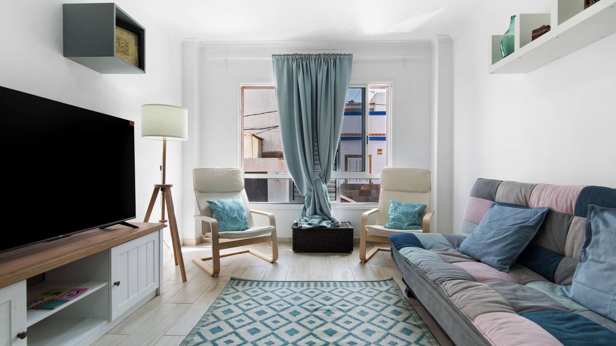 Playa de Arinaga Apartment | Vacation Apartment 'Beautiful Raidice House' with Balcony, Wi-Fi and Air Conditioning