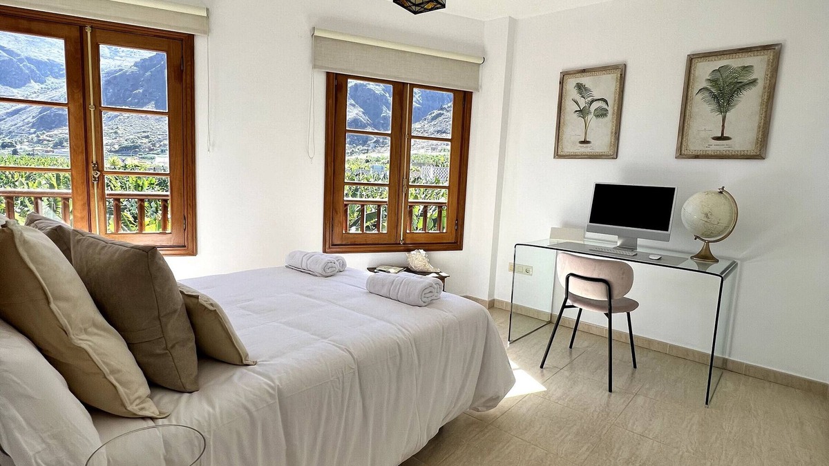 Los Silos Apartment | Vacation Apartment 'Con Gran Terraza Y Vistas' with Balcony, Wi-Fi and Air Conditioning