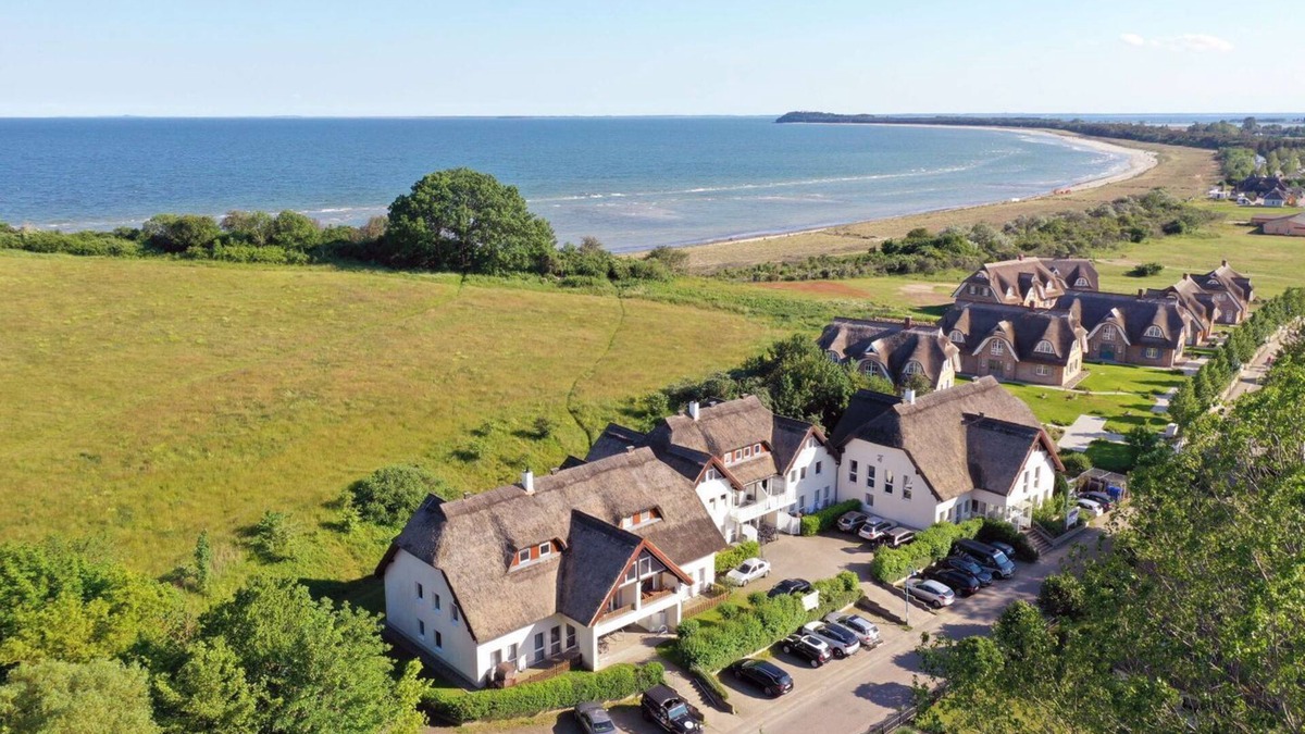 Lobbe Apartment | Vacation apartment close to the beach with its own terrace - Strandhaus Mönchgut FeWo 02 -